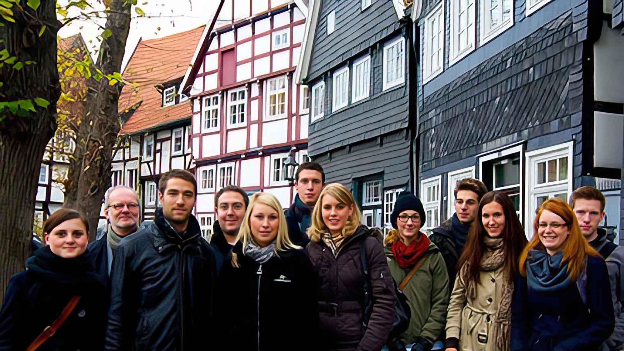 Studenten erkunden Mittelstadt