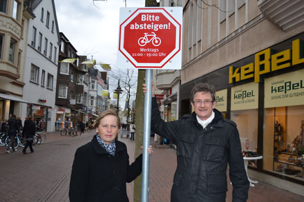 Rotes Warnschild für Radfahrer 
