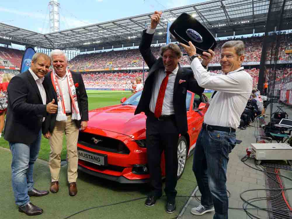 Ford-Deutschlandchef überreicht Ford Mustang an FC-Präsidium