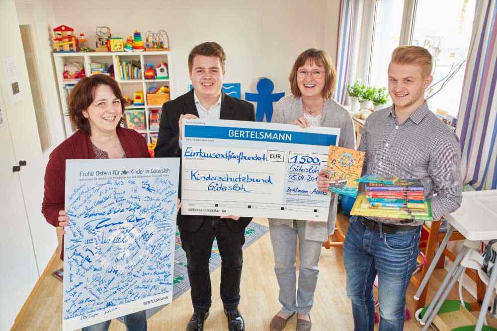 Bertelsmann-Azubis sammeln 1.500 Euro für den Kinderschutzbund Gütersloh