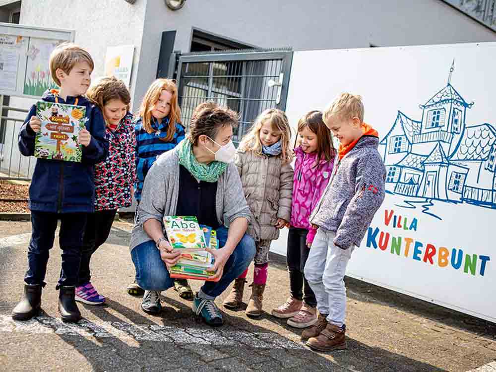 Bertelsmann spendet anlässlich des 26. Welttag des Buches 550 Kinderbücher an Gütersloher Kitas
