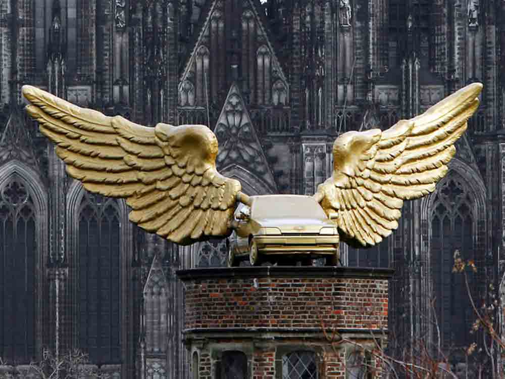 Beflügelter Ford Fiesta: HA Schults »Goldener Vogel« seit 30 Jahren Kölner Wahrzeichen über den Dächern der Stadt