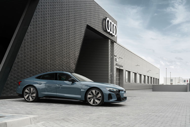 Ein Gran Turismo, wie es ihn noch nie gab:  Der Audi e-tron GT startet in die Märkte … auch in Gütersloh