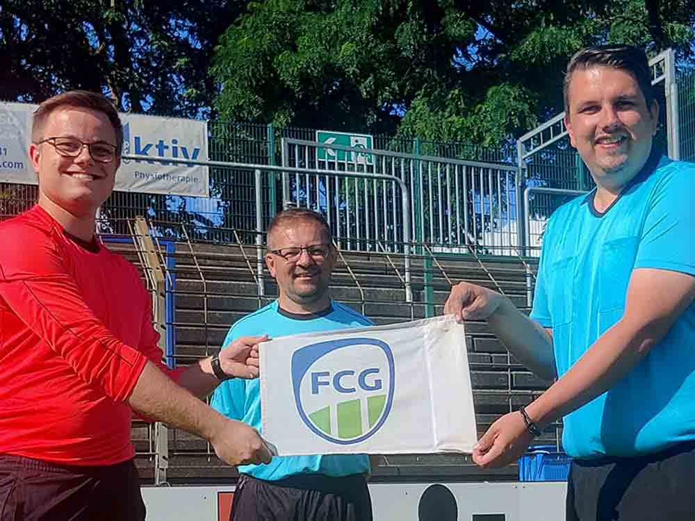 FC-Gütersloh-Schiedsrichter Finn Assig tippt beim Bundesliga-Spiel der Ü32 am Besten