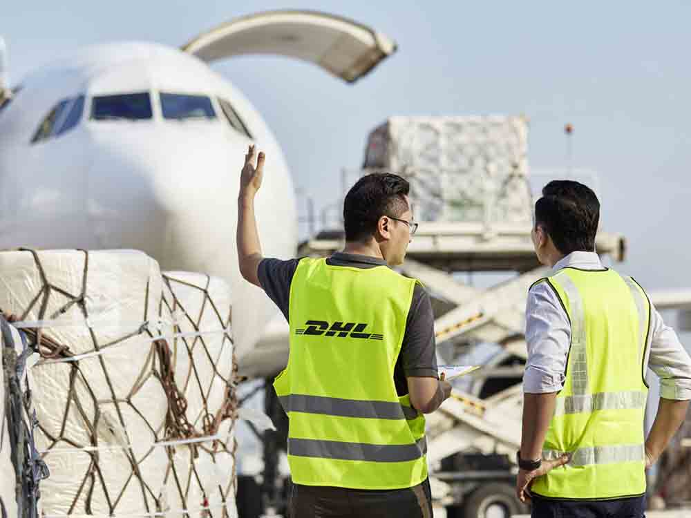 DHL Global Forwarding etabliert »Book & Claim«-Verfahren für nachhaltige Flugzeugtreibstoffe und wird Mitglied des Eco-Skies Alliance-Programms von United Airlines