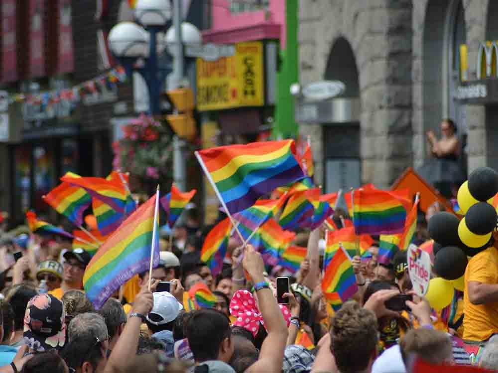 1. Juni 2021: Auftakt zum »Pride Month« – Senat, BVG und LSVD hissen Regenbogenflagge am Roten Rathaus in Berlin
