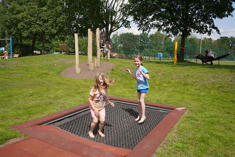 Kinder und Jugendliche erobern begeistert neuen Spielplatz in Verl-Sürenheide