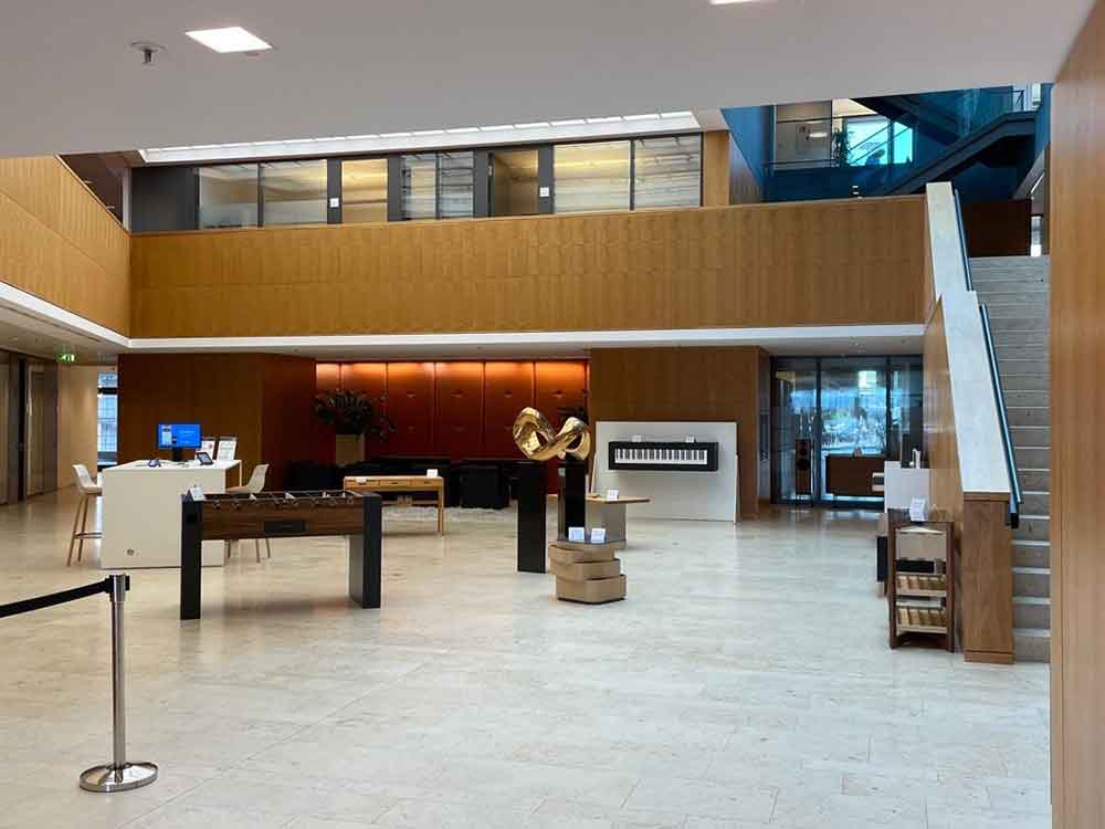 Tischler stellen ihre Gesellenstücke in der Volksbank Bielefeld-Gütersloh aus