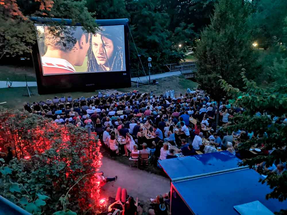 Sommerkino im Bürgerkiez –  Weberei-Open-Air-Kino mit »Bohemian Rhapsody« und »Pulp Fiction« am 2. und 3. Juli 2021 in Gütersloh