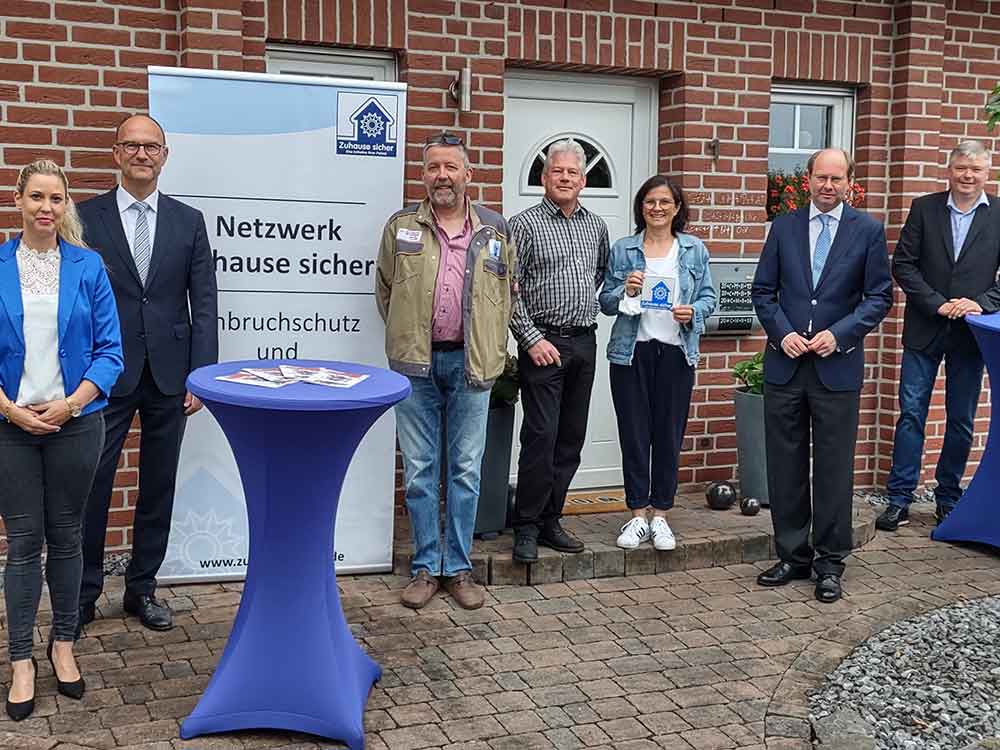 Zehntausendste »Zuhause sicher«-Plakette vergeben – überreicht durch Warendorfs Landrat Dr. Olaf Gericke