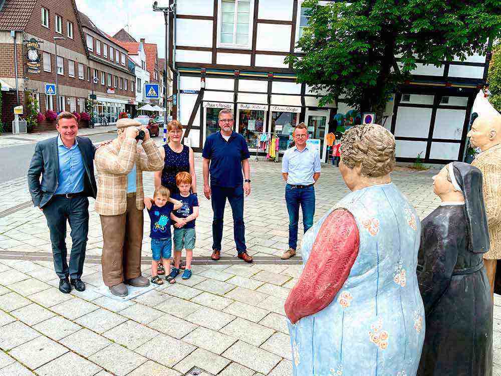 Quartett kehrt zurück vors Rathaus in Rietberg