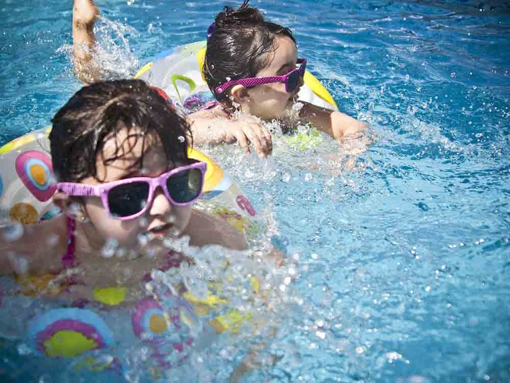 Kinder von bedürftigen Familien schwimmen im Sommer gratis