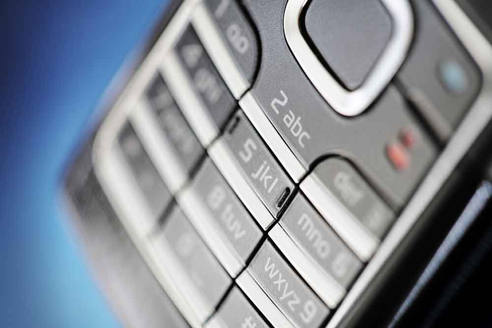 AOK warnt vor Betrugsversuchen: Betrüger wollen Geld und (Pflege-)Daten am Telefon
