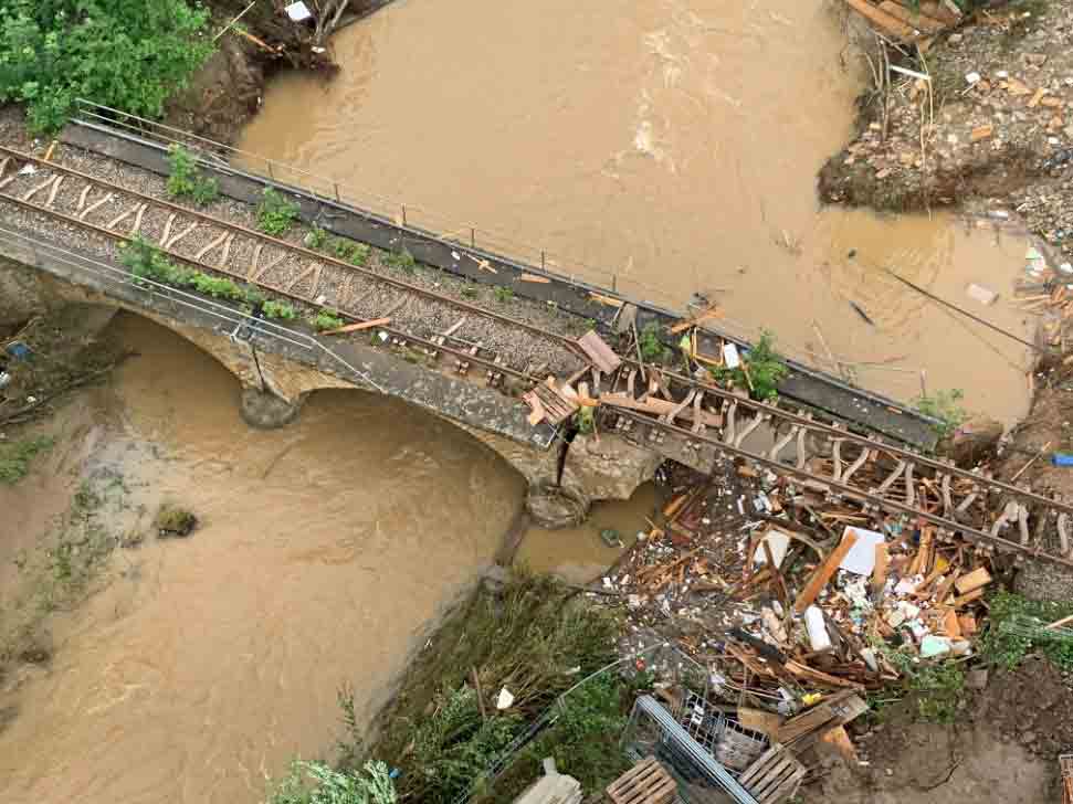 Unwetterfolgen: Schwere Schäden an Bahn-Infrastruktur, Fernverkehr stabilisiert sich