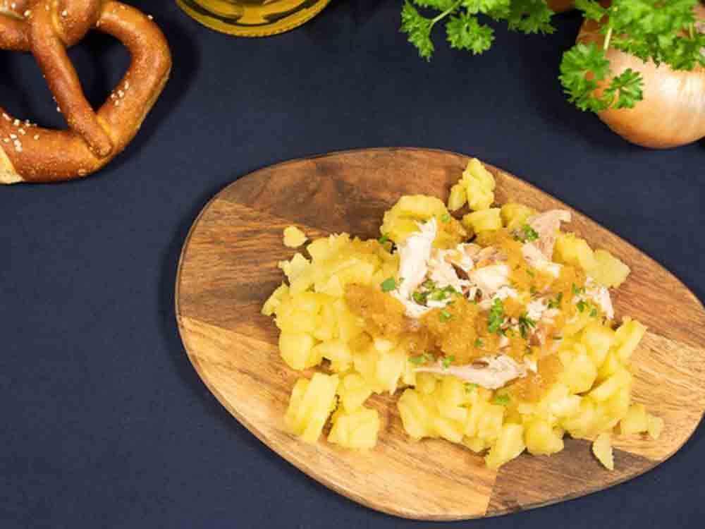 Zünftig schmausen und die Wies’n daheim feiern – mit Rezept für Kartoffel-Brathendl-Salat mit Bier-Dressing