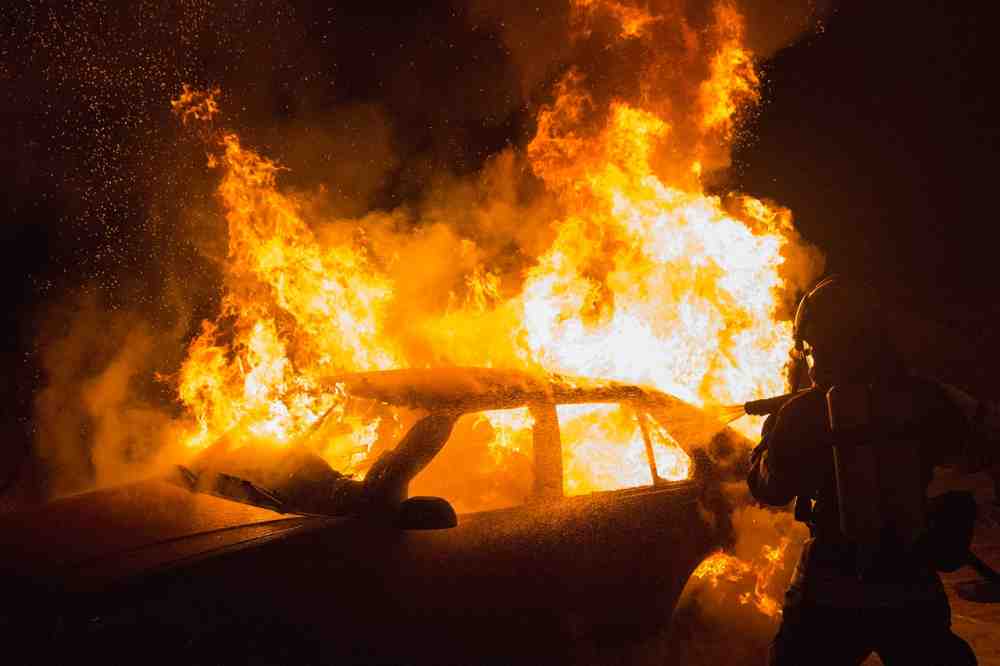 Auto geht in Gütersloh in Flammen auf – Verbrenner unsicherer und umweltschädlicher als gedacht?