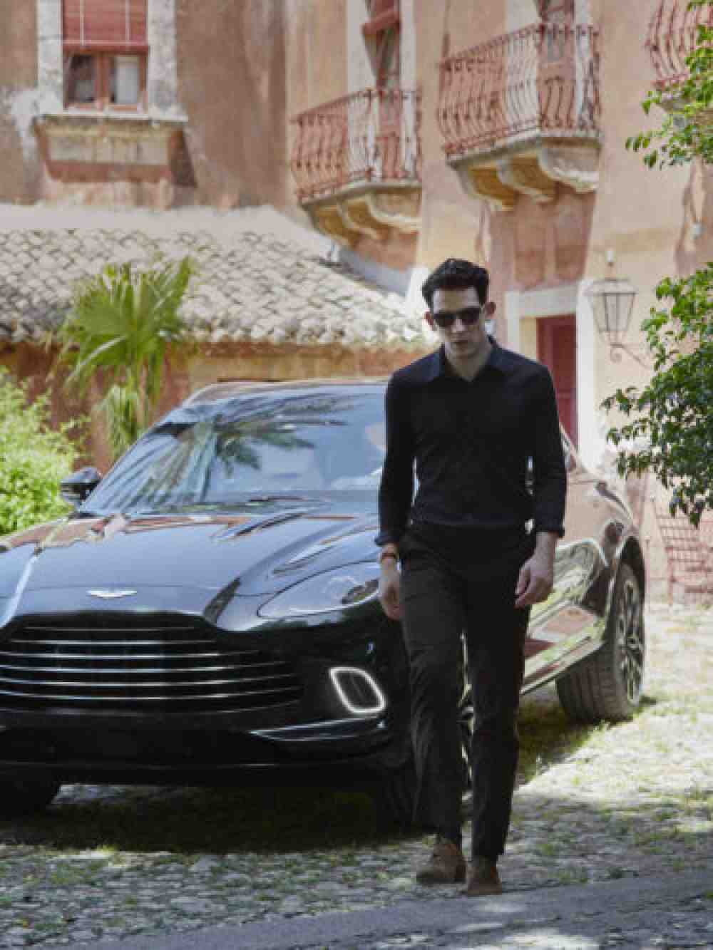 Aston Martin DBX ist der Schwerpunkt einer neuen Kino-Kampagne, die von führenden zeitgenössischen Kreativen gestaltet wird