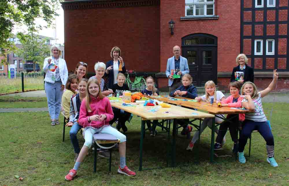 Sommerferien mit kreativem Abschluss: Erlebniswochen der Volkshochschule und der Osthushenrich-Stiftung bieten 440 Kindern spannende Sommerferien