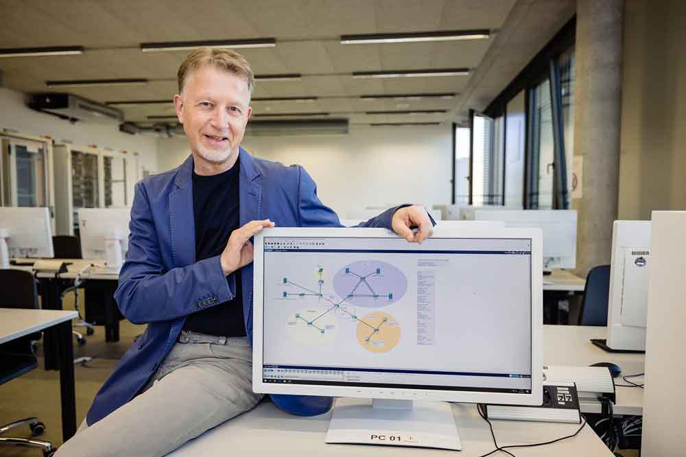 Im Labor für Angewandte Informatik der FH Bielefeld bauen Ingenieurinformatik-Studenten das Internet im Kleinen nach