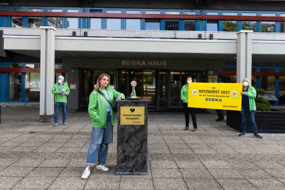 Greenpeace verleiht Edeka die »Goldene Kotzwurst 2021«