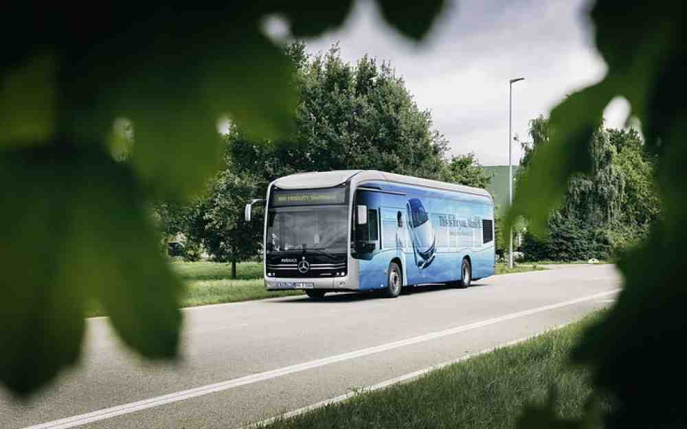 Unterwegs auf der »Blue Lane«: Vier vollelektrisch angetriebene Mercedes-Benz »eCitaro« übernehmen die Shuttlefahrten auf der »IAA Mobility« 2021