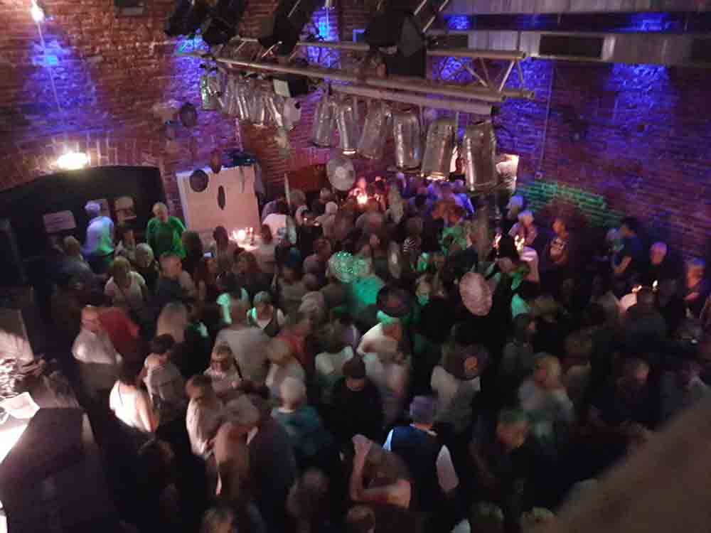 Outdoor-Dancefloor »DJ Sounds Spezial«: Ü40 im Weberei-Biergarten in Gütersloh