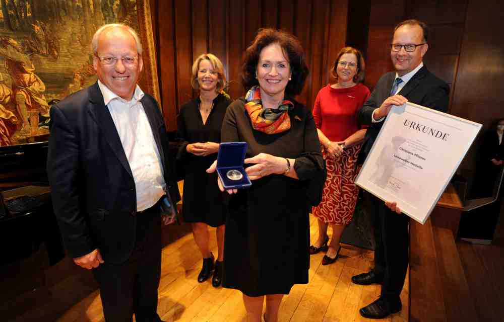 Leineweber-Medaille für Kulturförderin – Verkehrsverein Bielefeld würdigt Christiane Pfitzner für ihr Engagement für Bielefeld