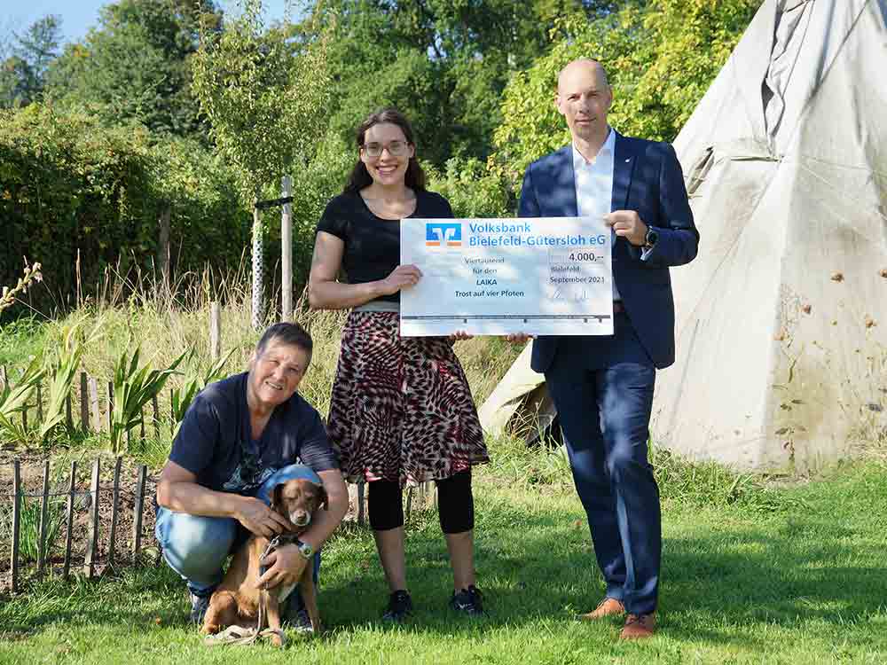 Spende für tiergestützte Trauerbegleitung über 4.000 Euro – Volksbank-Stiftung unterstützt »Trost auf vier Pfoten«