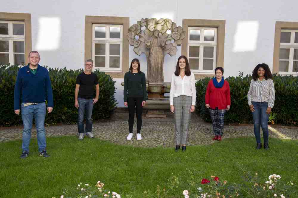 Vier Frauen und Männer starten Berufstätigkeit als Trainees im Erzbistum Paderborn