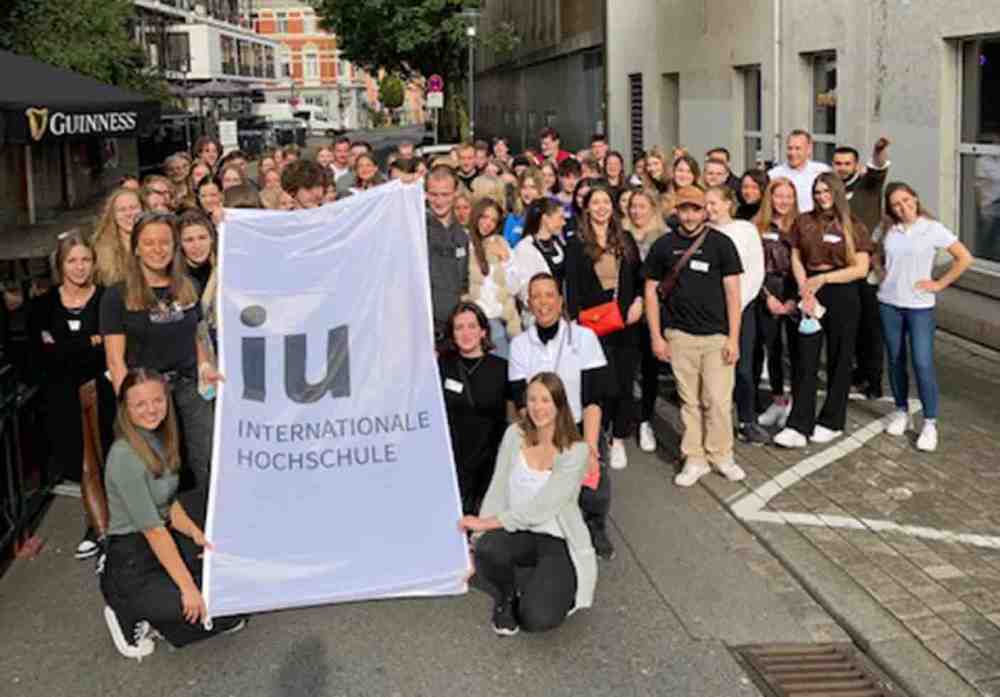 Anzeige: IU Internationale Hochschule, am Freitag, 1. Oktober 2021, sind knapp 110 Studierende in das erste Semester gestartet