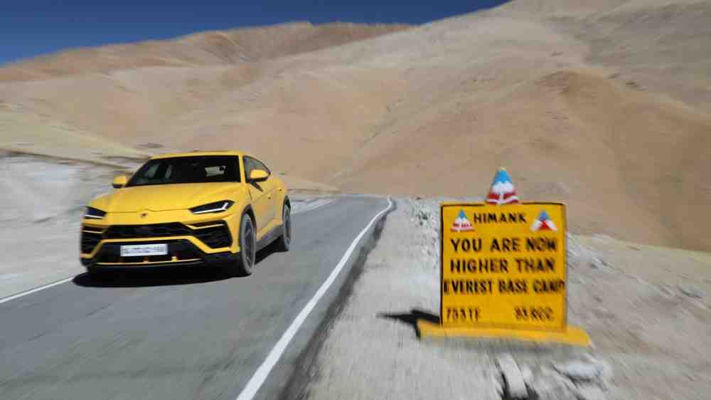Lamborghini »Urus« bezwingt die höchste befahrbare Straße der Welt – den Umling-La-Pass in Indien