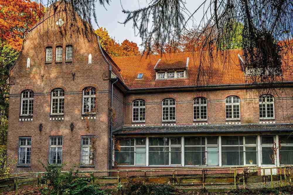 Volkshochschule Gütersloh: Rundgang über das Gelände des LWL-Klinikums