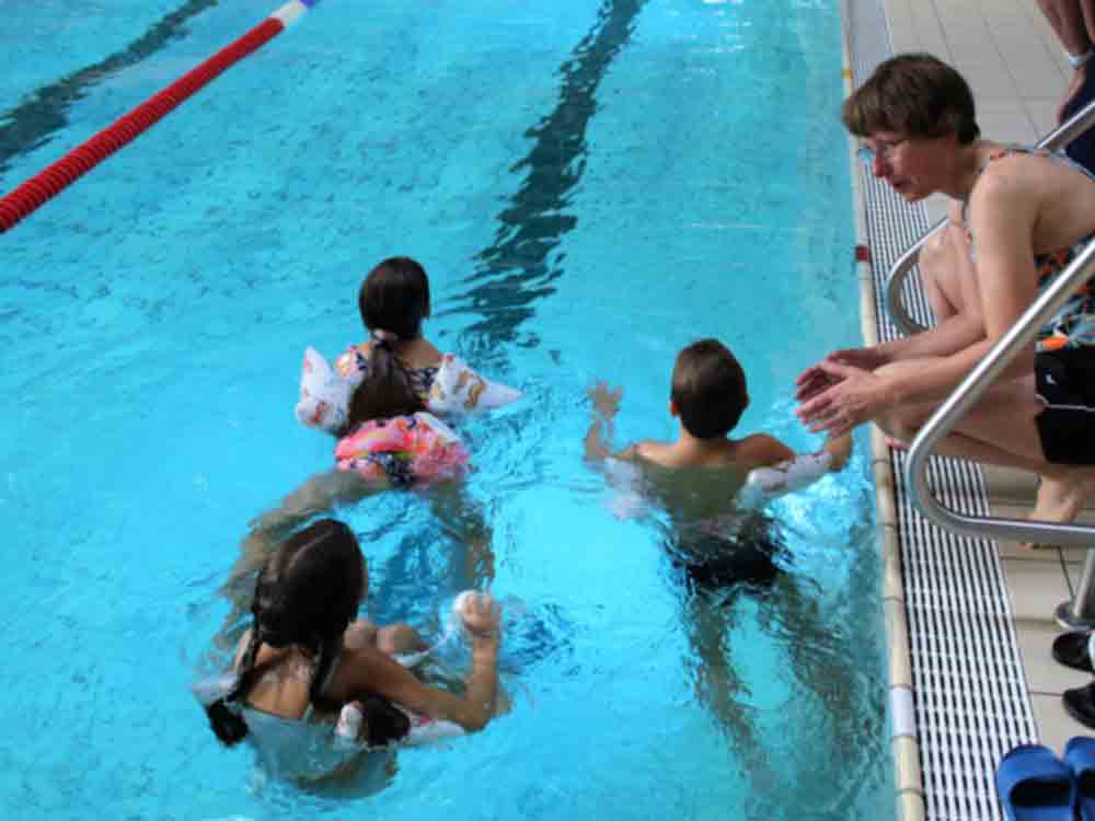 Lebensrettendes Ferienvergnügen – Intensivschwimmkursus wird gefördert