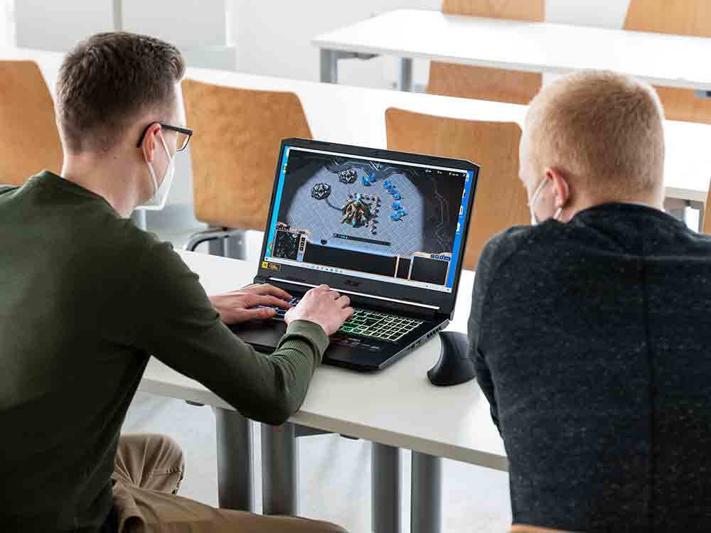 KI gegen Computerspiel – Studenten entwickeln am Campus Gütersloh eine künstliche Intelligenz für das Computerspiel »StarCraft2«