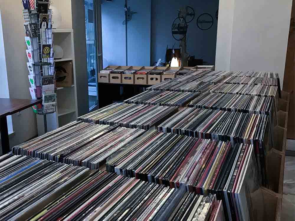 Wiedenbrück bekommt einen temporären Plattenladen: Sound Store zieht im Eiscafé Garda ein