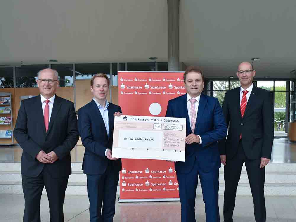 Sparkassen im Kreis Gütersloh unterstützen die »Aktion Lichtblicke« mit einer Spende von 10.000 Euro. Spenden-Gemeinschaftsaktion 2021 Ende Oktober