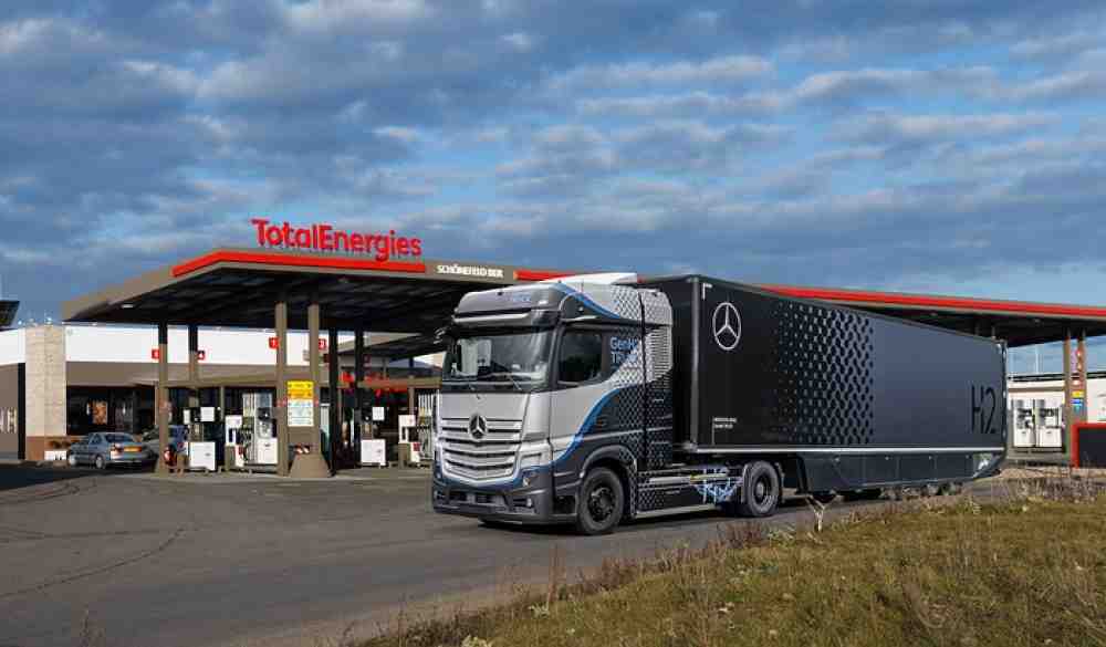 Daimler Truck AG und »TotalEnergies« entwickeln gemeinsam Wasserstoff-Infrastruktur für den Straßengüterverkehr in Europa