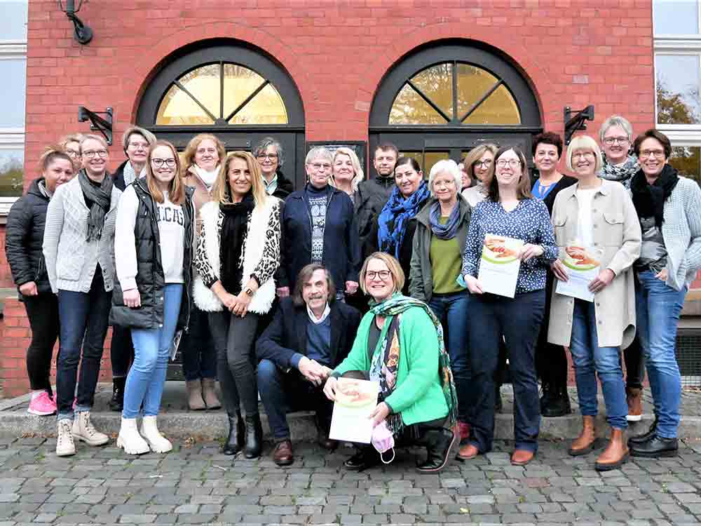 Gütersloh: 25 ehrenamtliche Nachbarschaftshelfer erhalten Zertifikat, Vorbereitungskurs des städtischen Fachbereichs Soziales