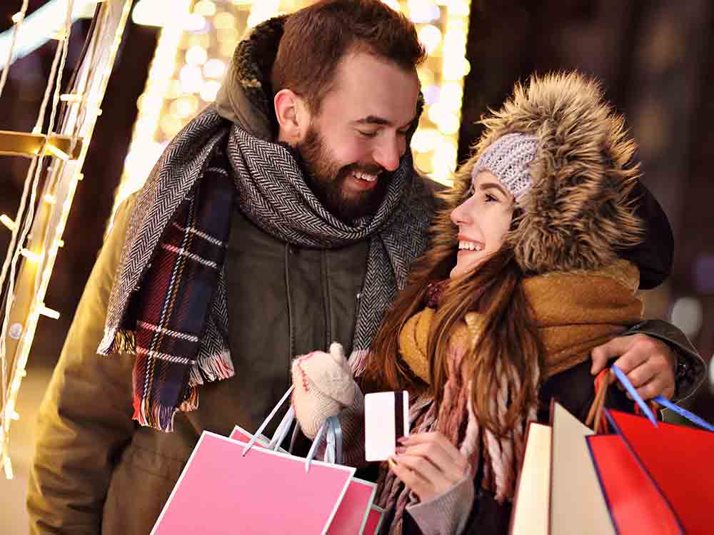 FOM-»VerhaltensRadar«: Weihnachtsstudie zeigt, dass Vorfreude die Sorge vor Stress überwiegt, Ausgaben für Geschenke höher als jemals zuvor