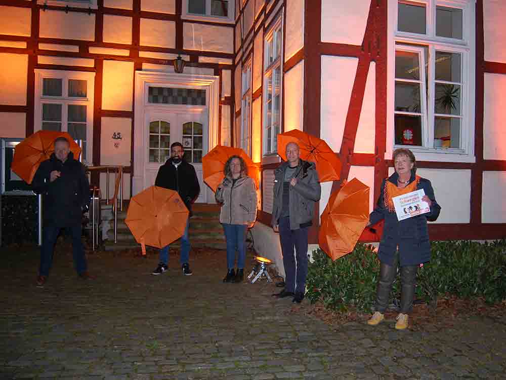 Von-Zumbusch-Haus in Herzebrock-Clarholz leuchtet orange