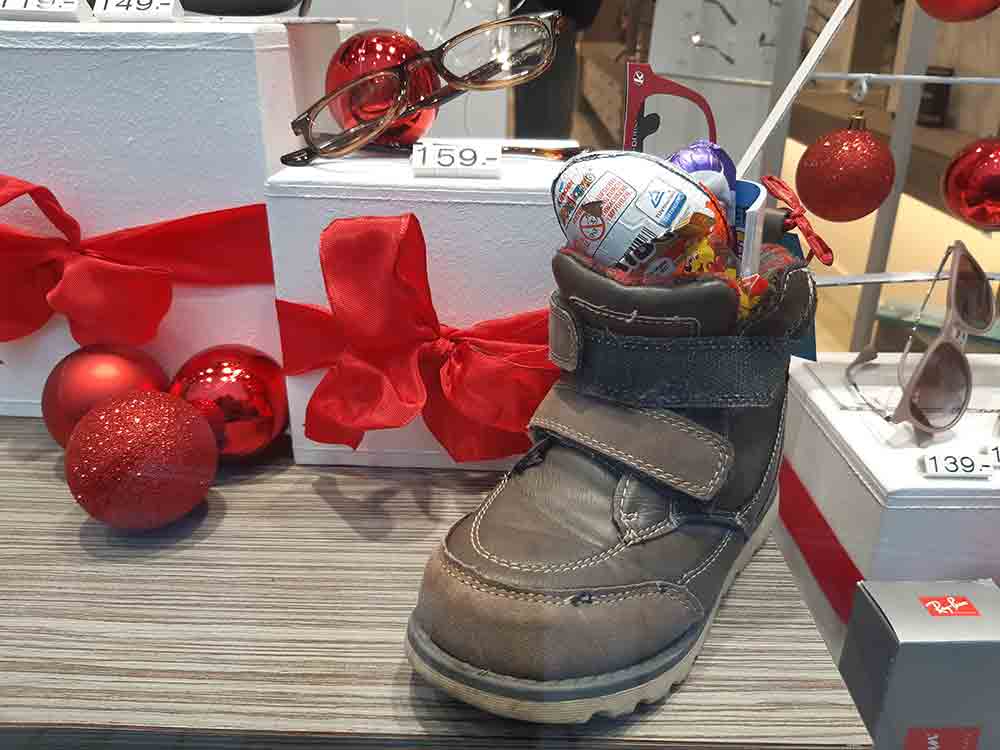 Nikolaus befüllt Stiefel von Rietberger Kindern, Schuhe mit Leckereien können in Geschäften abgeholt werden