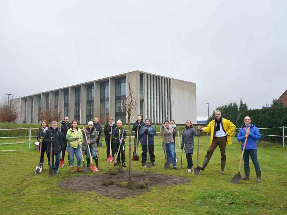 Umwelt- und Klimaschutzengagement in Eigeninitiative, Hörmann Mitarbeiter pflanzen Obstbäume am Firmenhauptsitz in Steinhagen