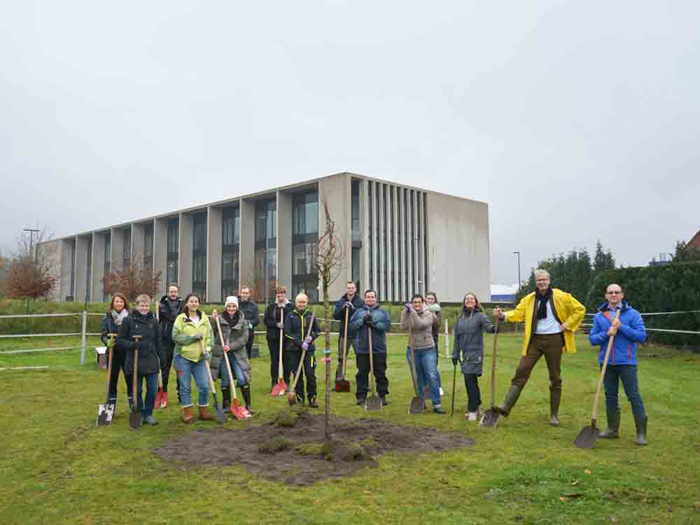Umwelt- und Klimaschutzengagement in Eigeninitiative:  Hörmann Mitarbeiter pflanzen Obstbäume am Firmenhauptsitz in Steinhagen
