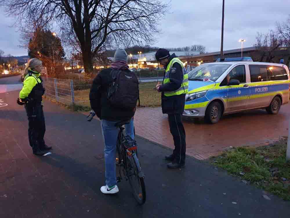 Polizei Gütersloh: Beleuchtungskontrollen am Schulzentrum in Steinhagen am Mittwochmorgen