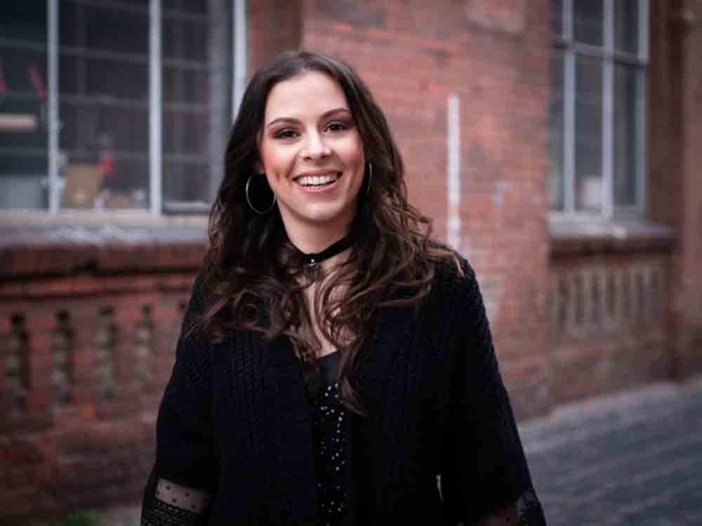 Sängerin und Songwriterin Jennifer Haben ist neue Mathe-Botschafterin der »Stiftung Rechnen«
