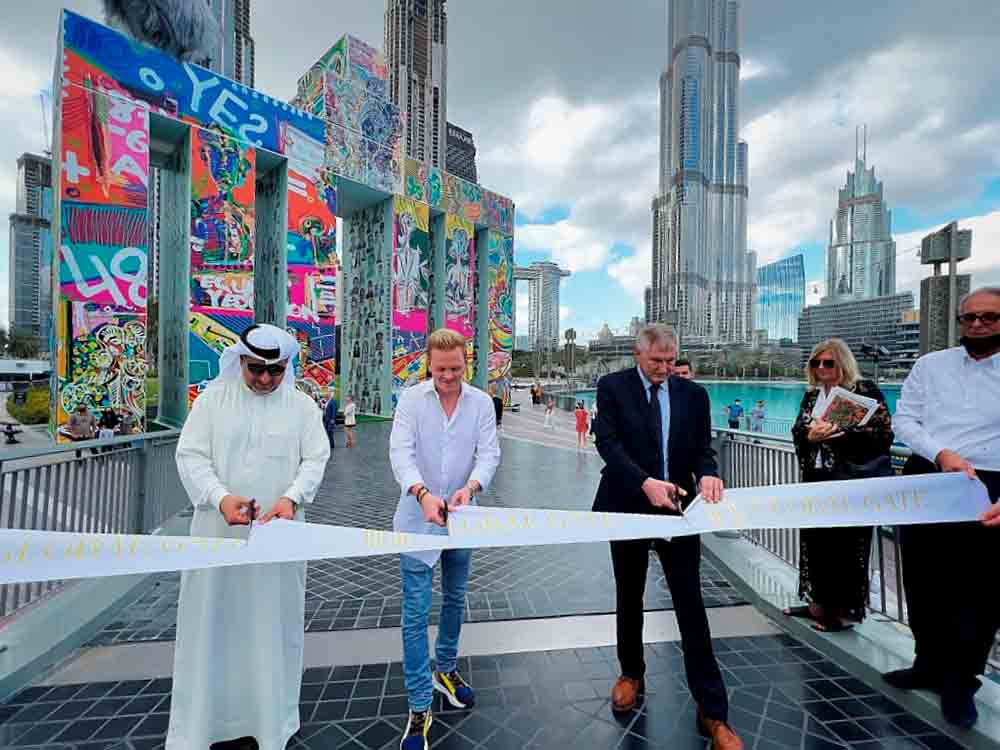 Leon Löwentraut: Präsentation des »Global Gate« in Dubai, das weltweit größte transportable Kunstwerk steht vor dem höchsten Gebäude der Welt