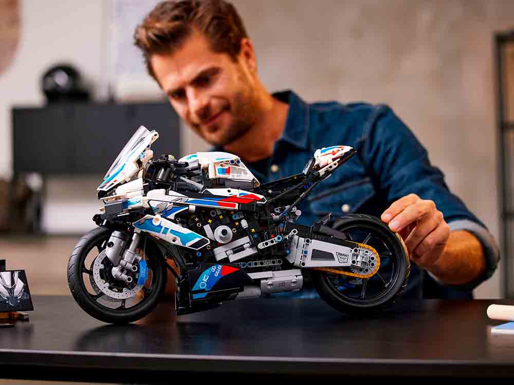BMW Motorrad präsentiert die LEGO Technic BMW M 1000 RR