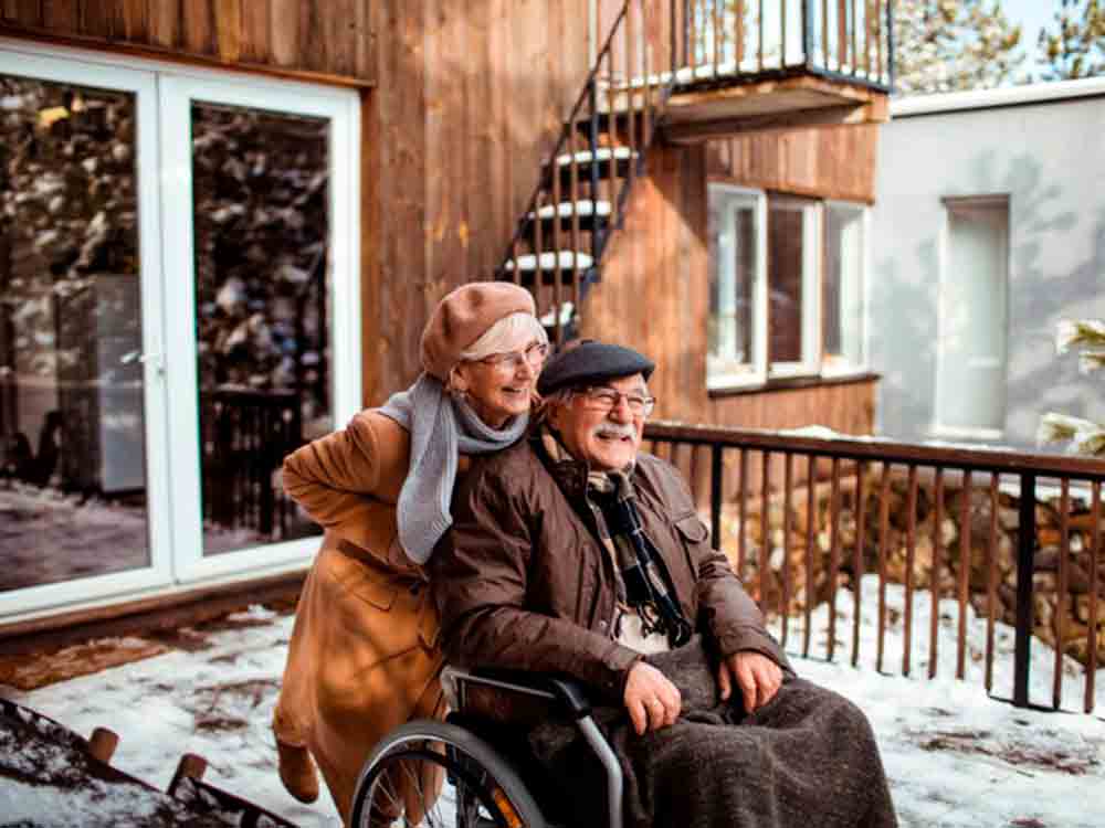 Pflege-Ratgeber: Unterwegs mit dem Rollstuhl – jetzt warm anziehen