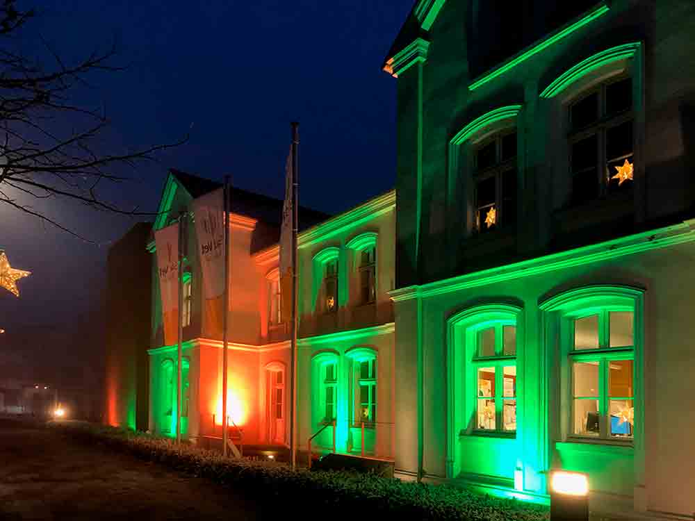 Verl, Rathaus-Illumination über Weihnachten, Stadt unterstützt Azubi-Projekt