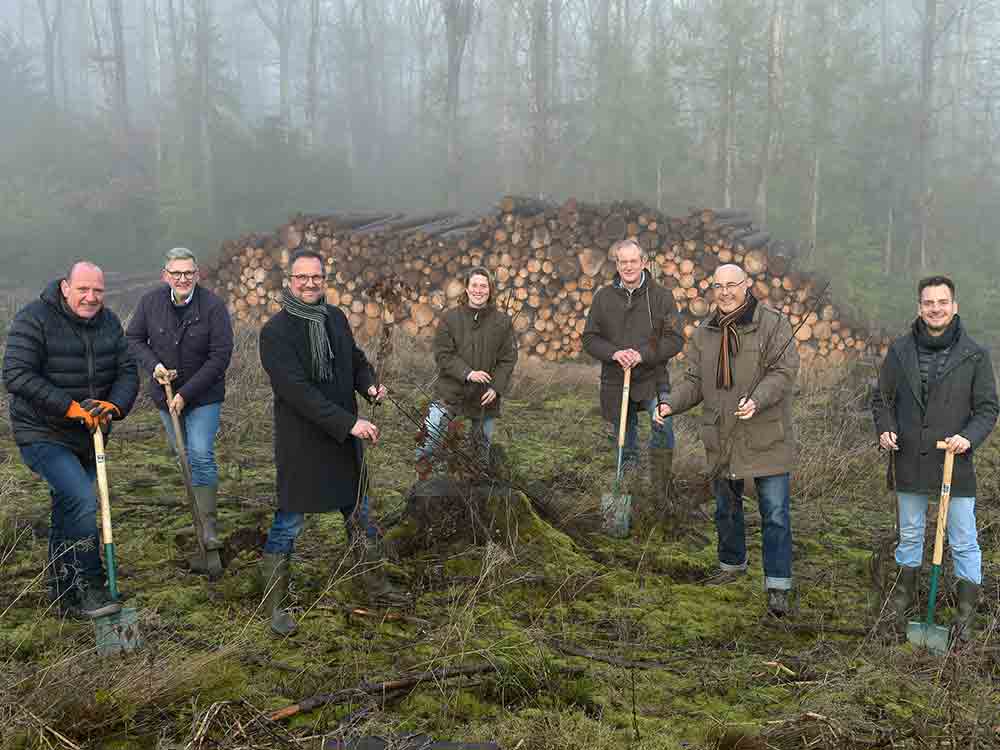 1.200.000 Blatt Papier gespart und 10.000 Bäume gepflanzt, Pflanzaktionen in Kaltenkirchen und Warstein